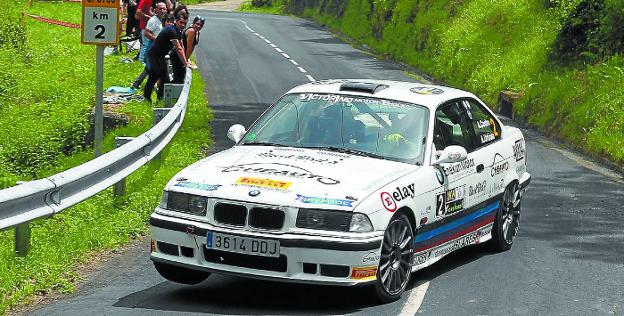 Aingeru Castro eta Alaitz Urkiolaren BMW M3 automobila, bihurgunean. 