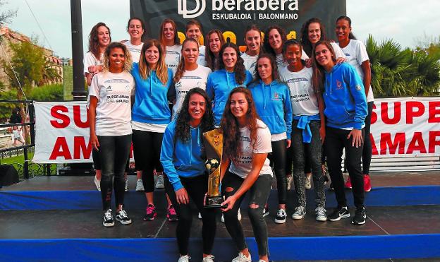 Las jugadoras del Super Amara Bera Bera, con la Supercopa conquistada el fin de semana pasado, en la presentación de ayer. 