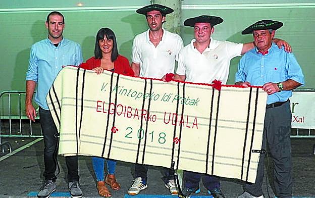 Esfuerzo. La yunta del ganadero oriotarra movió con solvencia la piedra de 1.780 kilos. 