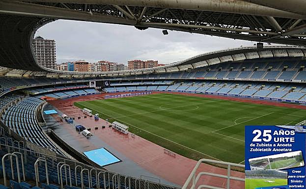 El estadio de Anoeta cumple este jueves 25 años y este libro, en el recuadro inferior de la derecha, resume la trayectoria. 