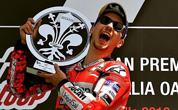 Jorge Lorenzo celebra una de sus victorias. 