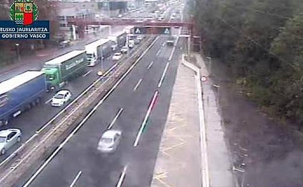 Finalizan las retenciones en la N-1 tras hacer la tijera un camión en Villabona