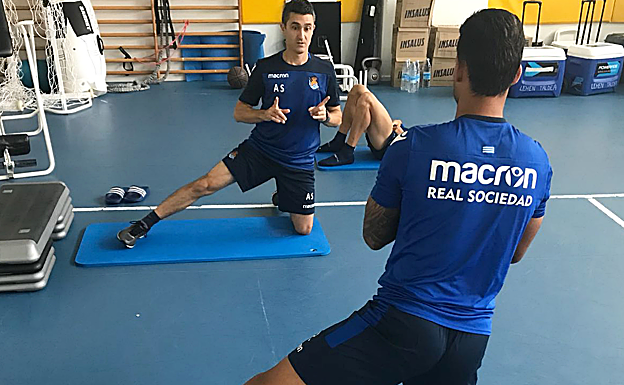 Willian José, de espaldas, trabaja en el gimnasio de la Real Sociedad.