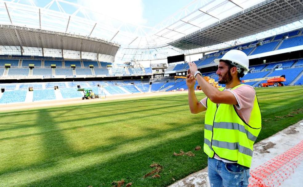 Zaldua recorre el césped de Anoeta, teléfono en mano, ayer en su primera visita a la remodelada casa de la Real. 