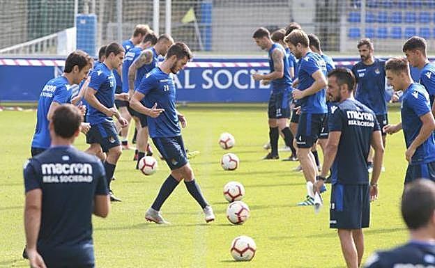 Buenas maneras de Zubimendi en su primer entrenamiento con el primer equipo