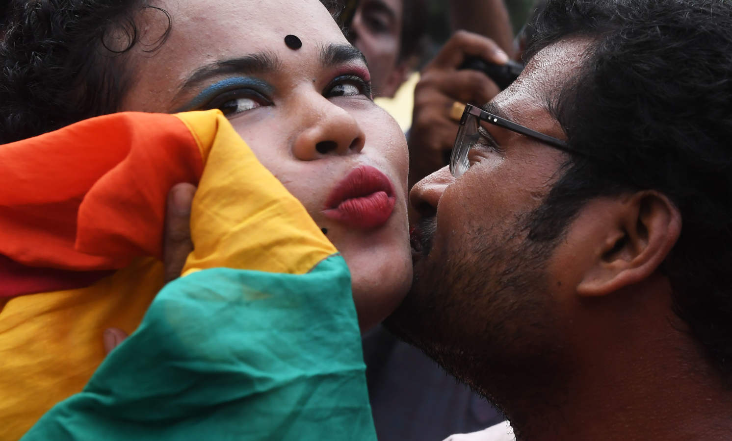 El Tribunal Supremo de la India despenalizó este jueves la homosexualidad, al poner fin a una legislación de 1861 que castigaba los «actos contra natura» con prisión, un dictamen histórico que lo convierte en el segundo país del sur de Asia en permitir las relaciones entre personas del mismo sexo.
