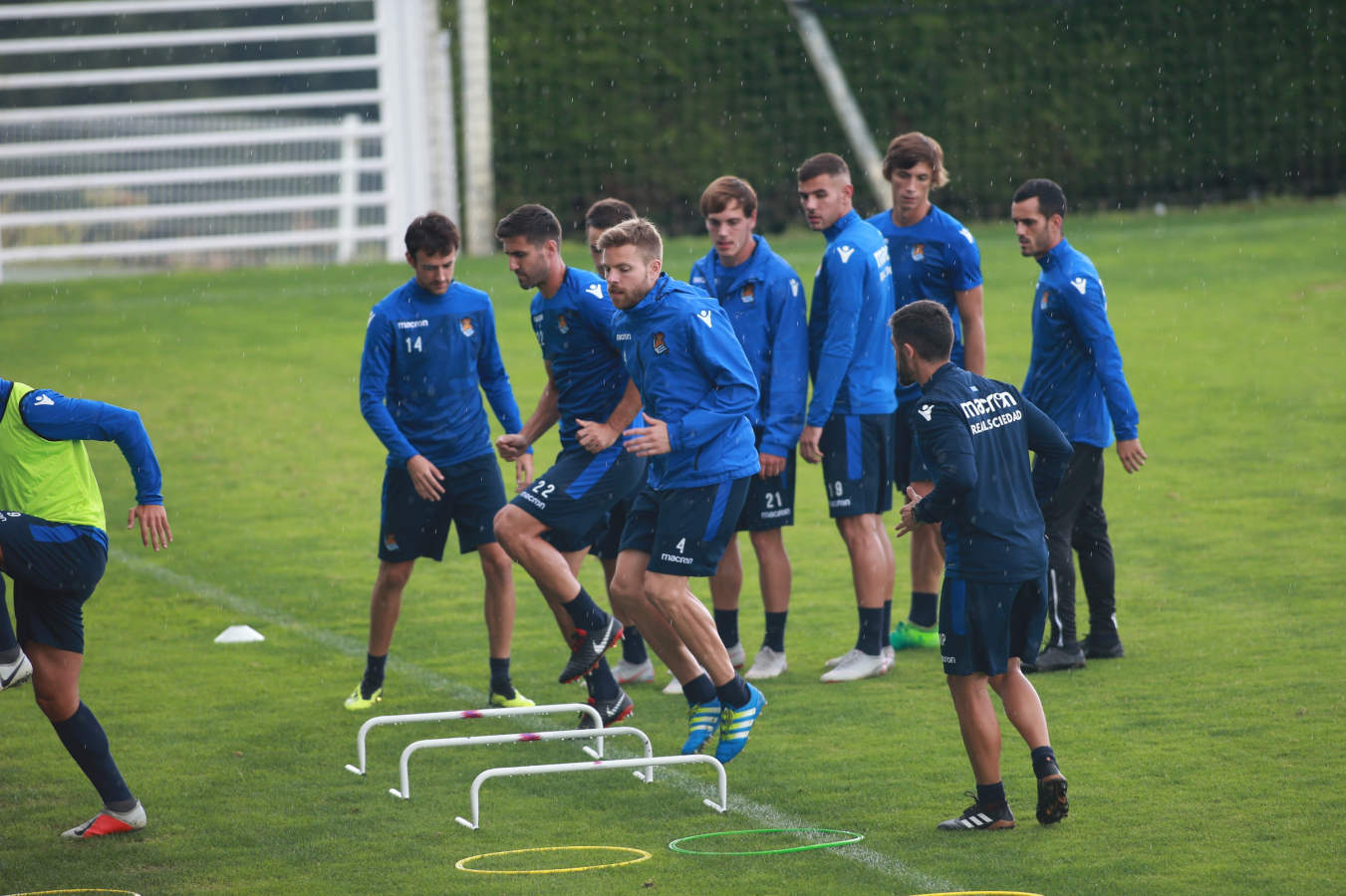 La plantilla de la Real Sociedad se ha ejercitado bajo la lluvia este jueves por la tarde