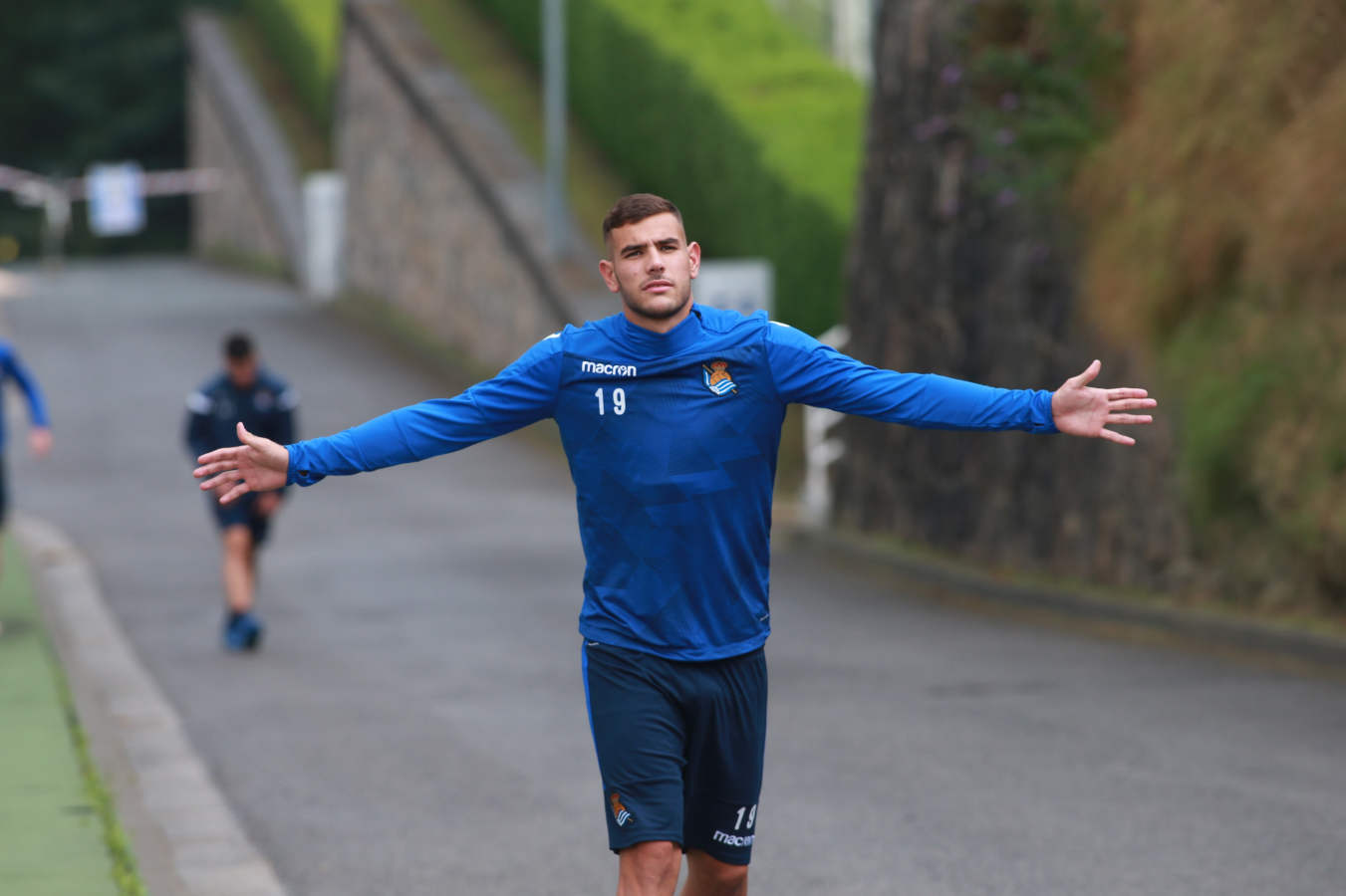 La plantilla de la Real Sociedad se ha ejercitado bajo la lluvia este jueves por la tarde