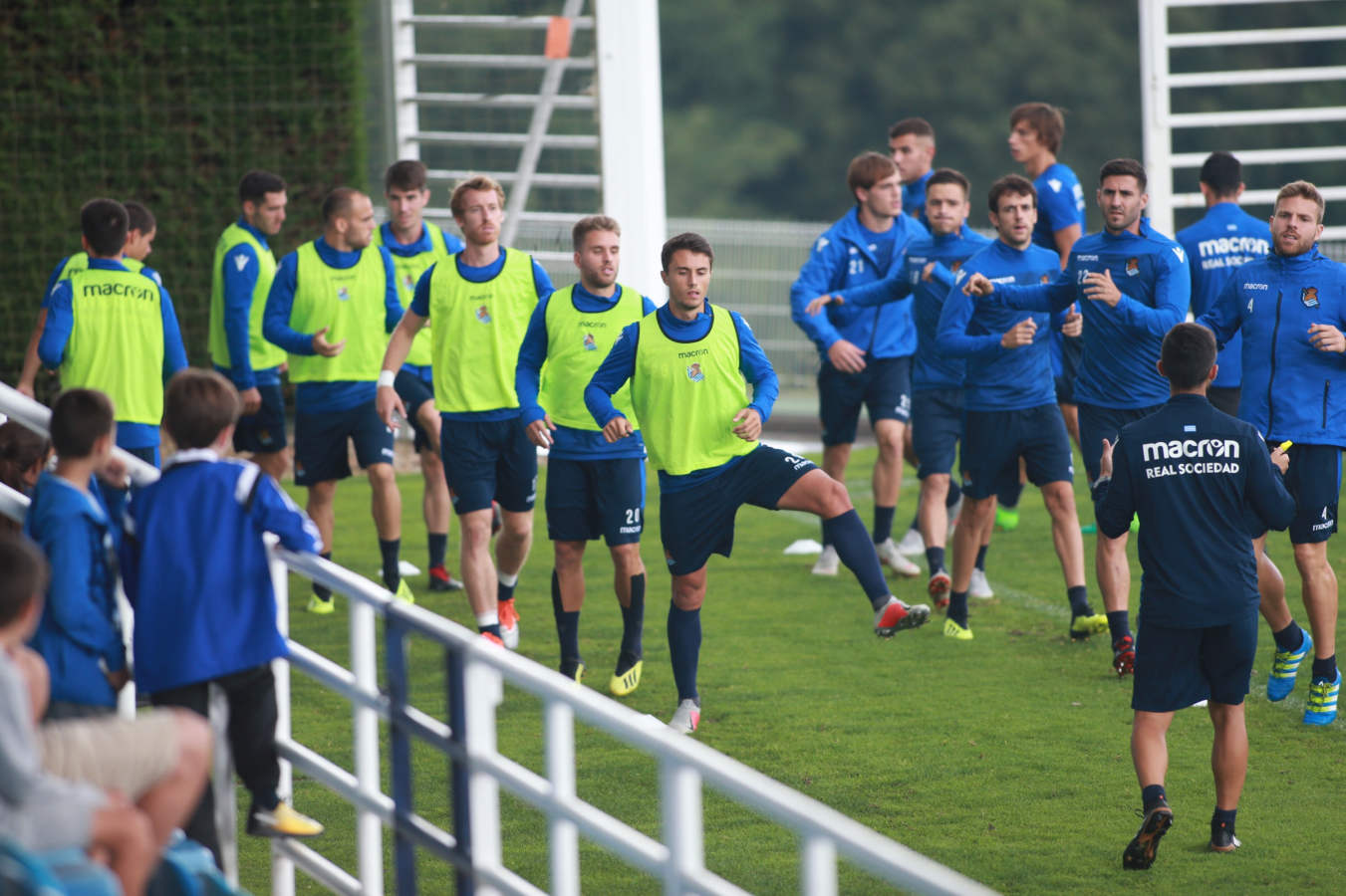 La plantilla de la Real Sociedad se ha ejercitado bajo la lluvia este jueves por la tarde