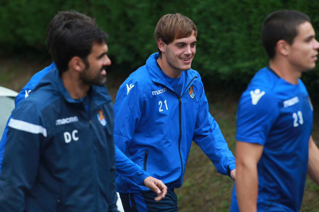 La plantilla de la Real Sociedad se ha ejercitado bajo la lluvia este jueves por la tarde