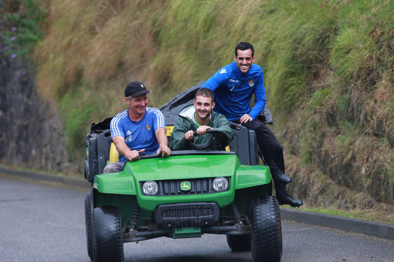 La plantilla de la Real Sociedad se ha ejercitado bajo la lluvia este jueves por la tarde