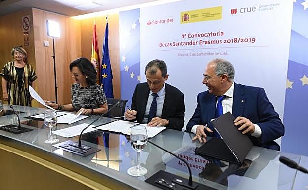 Ana Botín, Pedro Duque y Roberto Fernández firman el acuerdo.