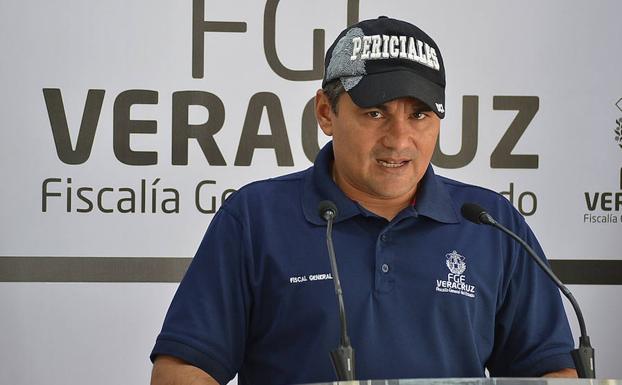 El fiscal del estado de Veracruz, Jorge Winckler, da una rueda de prensa.