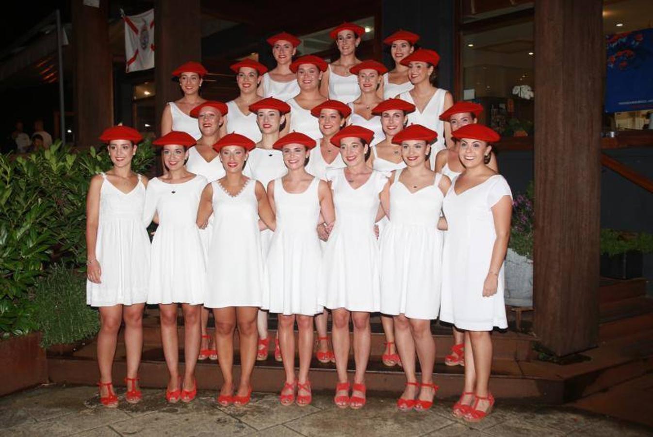 Comienzan las fiestas de Hondarribia y el jueves a las 22:30 horas fue la presentación de las cantineras del Alarde de Hondarribia. 