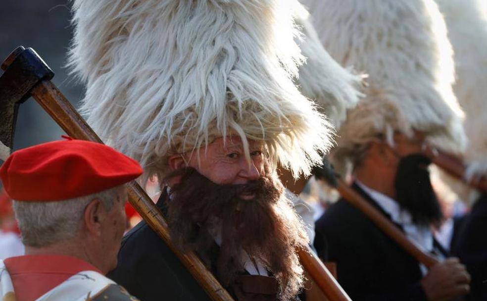 Los hacheros han encabezado el Alarde de Hondarribia. 