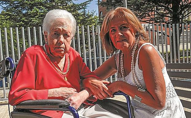 Mari Lis madre y Mari Lis hija posan juntas en el parque. Es el paseo del mediodía, poco antes del aperitivo. 