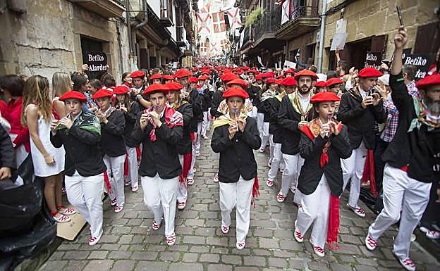 La compañía Jaizkibel recorre las calles de Hondarribia. 