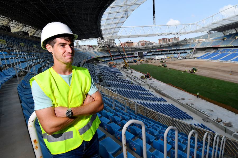 Aritz Elustondo, ataviado con el casco de seguridad y el chaleco, sigue el desarrollo de los trabajos de remodelación del estadio de Anoeta.