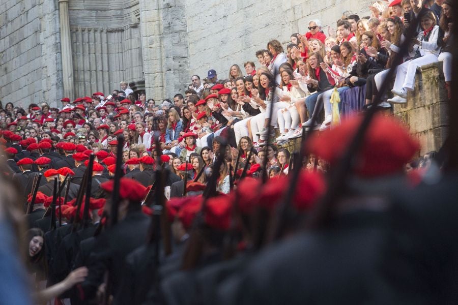 El Alarde recorre las calles de Hondarribia ante un público entregado. La compañía Jaizkibel ha realizado el recorrido de la mañana en un ambiente de tensión por los plásticos negros y los silbatos