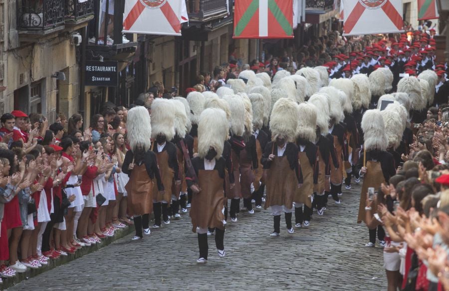El Alarde recorre las calles de Hondarribia ante un público entregado. La compañía Jaizkibel ha realizado el recorrido de la mañana en un ambiente de tensión por los plásticos negros y los silbatos