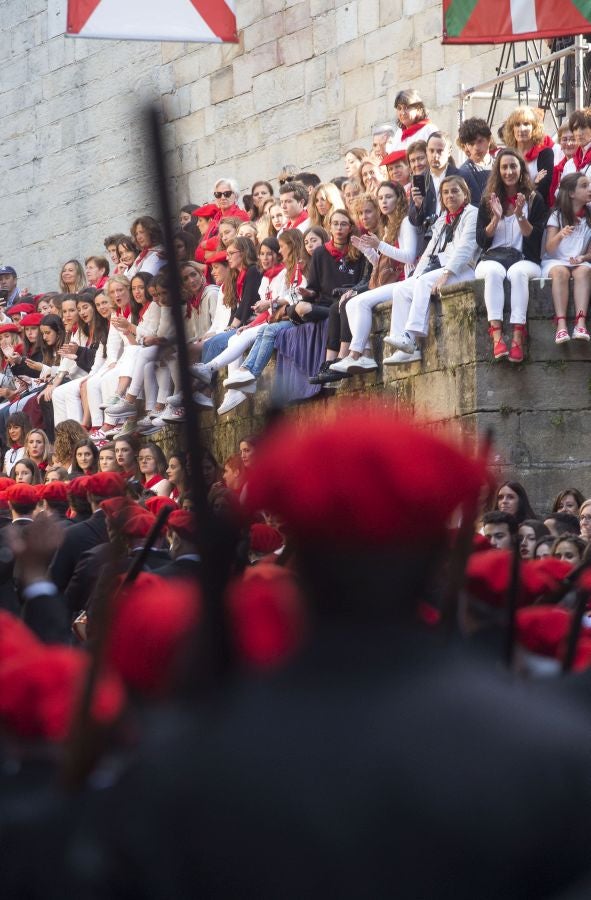 El Alarde recorre las calles de Hondarribia ante un público entregado. La compañía Jaizkibel ha realizado el recorrido de la mañana en un ambiente de tensión por los plásticos negros y los silbatos