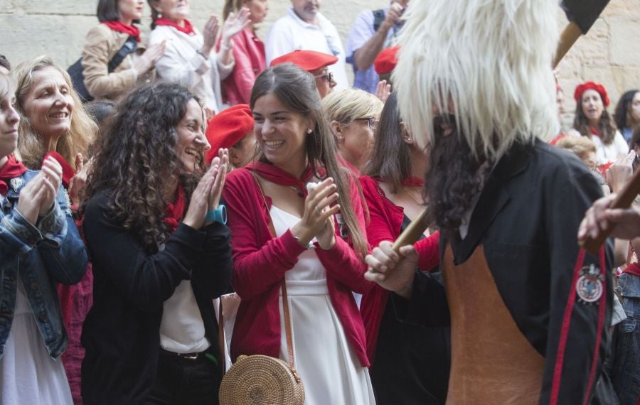 El Alarde recorre las calles de Hondarribia ante un público entregado. La compañía Jaizkibel ha realizado el recorrido de la mañana en un ambiente de tensión por los plásticos negros y los silbatos