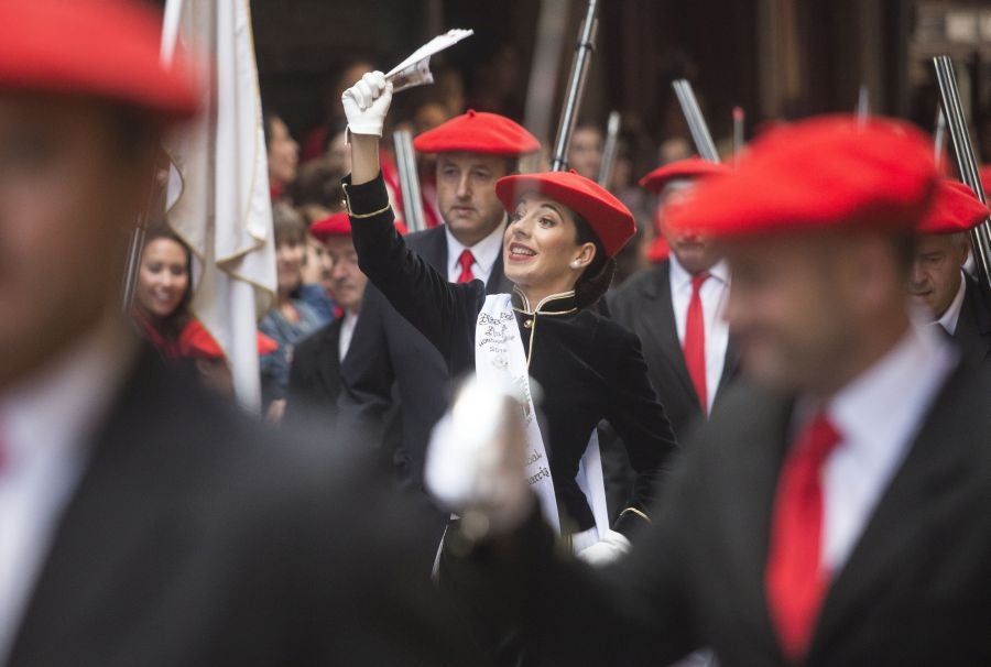 El Alarde recorre las calles de Hondarribia ante un público entregado. La compañía Jaizkibel ha realizado el recorrido de la mañana en un ambiente de tensión por los plásticos negros y los silbatos