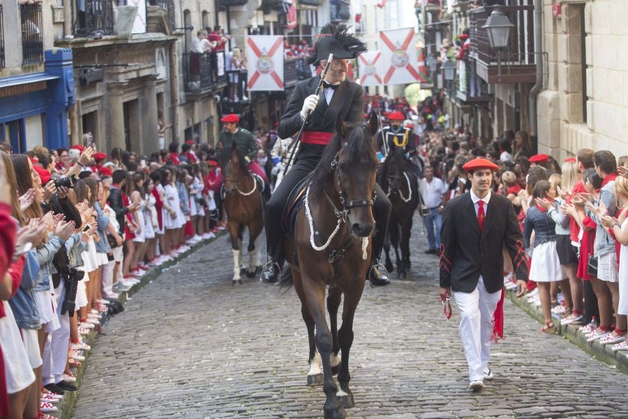 El Alarde recorre las calles de Hondarribia ante un público entregado. La compañía Jaizkibel ha realizado el recorrido de la mañana en un ambiente de tensión por los plásticos negros y los silbatos