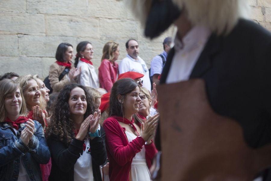 El Alarde recorre las calles de Hondarribia ante un público entregado. La compañía Jaizkibel ha realizado el recorrido de la mañana en un ambiente de tensión por los plásticos negros y los silbatos