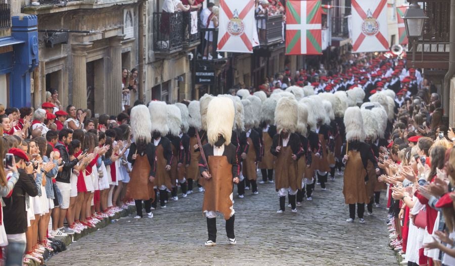 El Alarde recorre las calles de Hondarribia ante un público entregado. La compañía Jaizkibel ha realizado el recorrido de la mañana en un ambiente de tensión por los plásticos negros y los silbatos