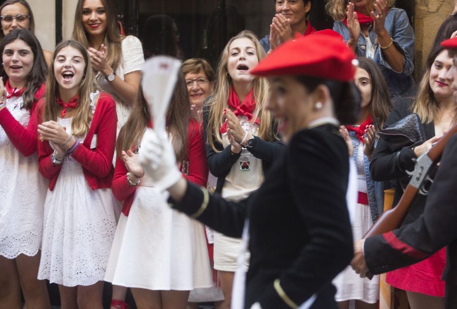 El Alarde recorre las calles de Hondarribia ante un público entregado. La compañía Jaizkibel ha realizado el recorrido de la mañana en un ambiente de tensión por los plásticos negros y los silbatos