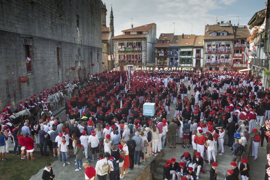 El Alarde recorre las calles de Hondarribia ante un público entregado. La compañía Jaizkibel ha realizado el recorrido de la mañana en un ambiente de tensión por los plásticos negros y los silbatos