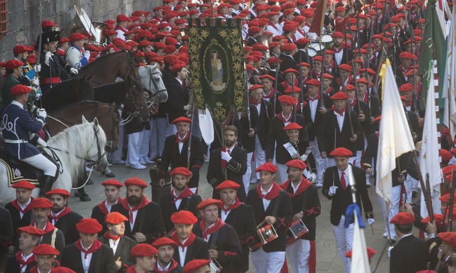El Alarde recorre las calles de Hondarribia ante un público entregado. La compañía Jaizkibel ha realizado el recorrido de la mañana en un ambiente de tensión por los plásticos negros y los silbatos