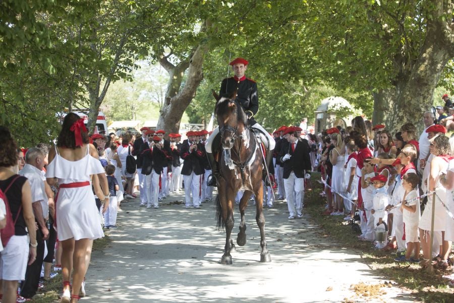El Alarde recorre las calles de Hondarribia ante un público entregado. La compañía Jaizkibel ha realizado el recorrido de la mañana en un ambiente de tensión por los plásticos negros y los silbatos
