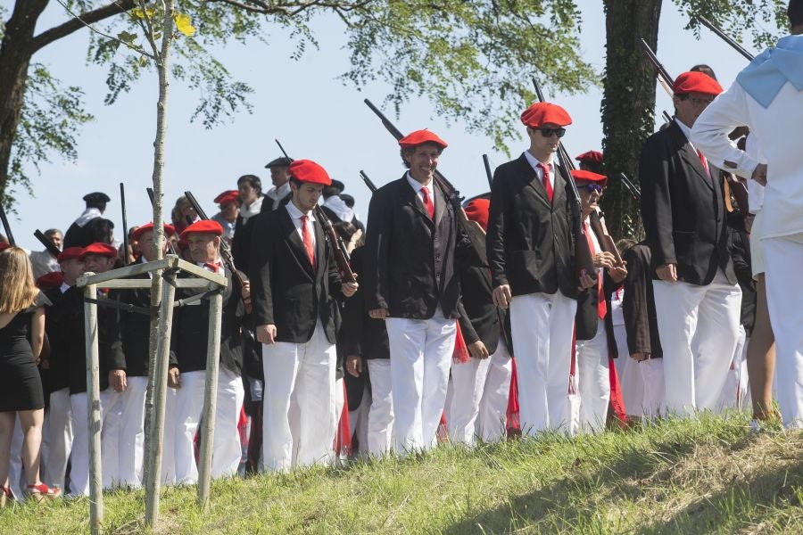El Alarde recorre las calles de Hondarribia ante un público entregado. La compañía Jaizkibel ha realizado el recorrido de la mañana en un ambiente de tensión por los plásticos negros y los silbatos