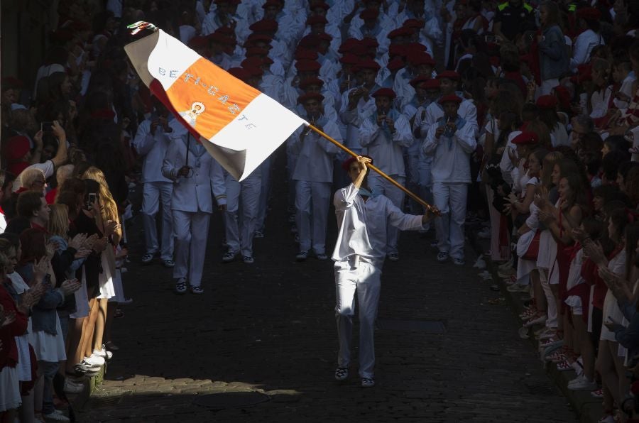 El Alarde recorre las calles de Hondarribia ante un público entregado. La compañía Jaizkibel ha realizado el recorrido de la mañana en un ambiente de tensión por los plásticos negros y los silbatos