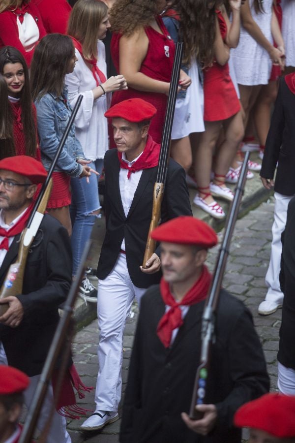 El Alarde recorre las calles de Hondarribia ante un público entregado. La compañía Jaizkibel ha realizado el recorrido de la mañana en un ambiente de tensión por los plásticos negros y los silbatos