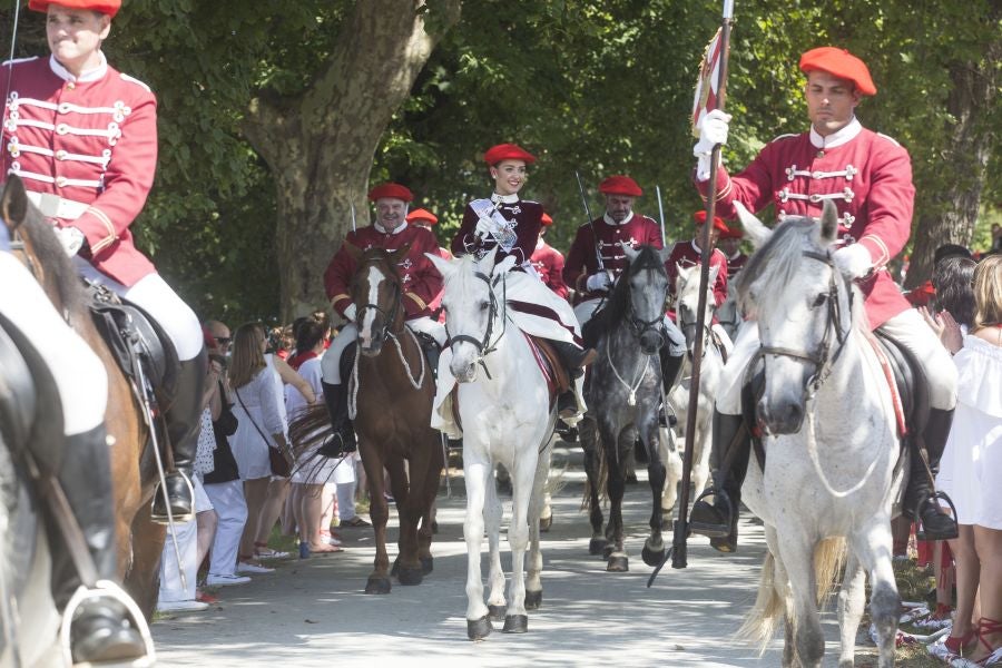 El Alarde recorre las calles de Hondarribia ante un público entregado. La compañía Jaizkibel ha realizado el recorrido de la mañana en un ambiente de tensión por los plásticos negros y los silbatos