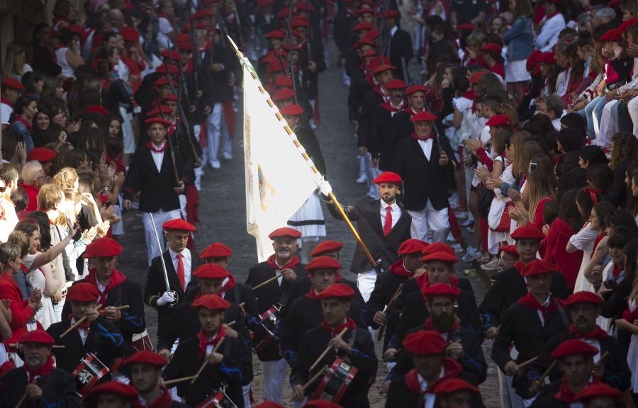 El Alarde recorre las calles de Hondarribia ante un público entregado. La compañía Jaizkibel ha realizado el recorrido de la mañana en un ambiente de tensión por los plásticos negros y los silbatos
