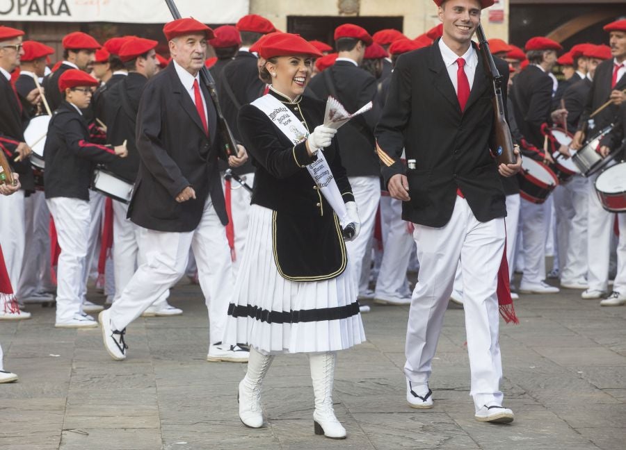 El Alarde recorre las calles de Hondarribia ante un público entregado. La compañía Jaizkibel ha realizado el recorrido de la mañana en un ambiente de tensión por los plásticos negros y los silbatos