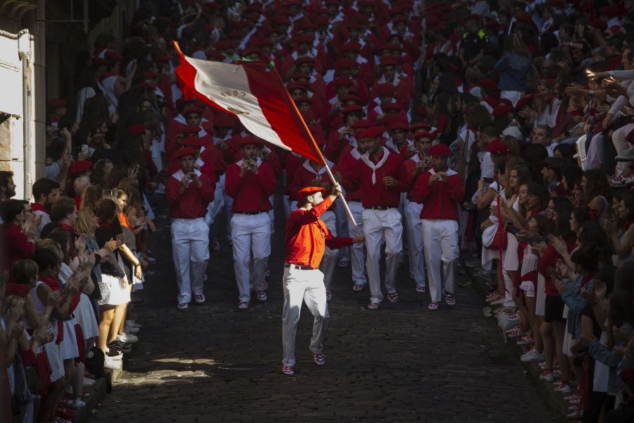 El Alarde recorre las calles de Hondarribia ante un público entregado. La compañía Jaizkibel ha realizado el recorrido de la mañana en un ambiente de tensión por los plásticos negros y los silbatos