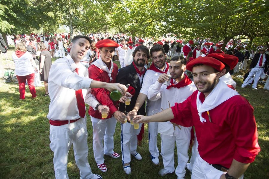 El Alarde recorre las calles de Hondarribia ante un público entregado. La compañía Jaizkibel ha realizado el recorrido de la mañana en un ambiente de tensión por los plásticos negros y los silbatos