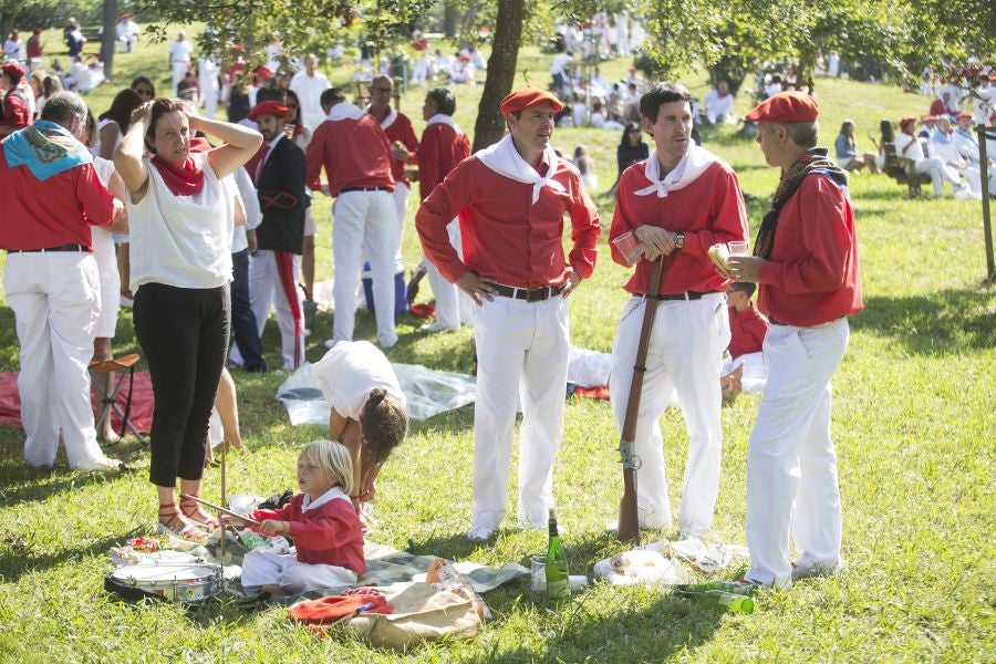 El Alarde recorre las calles de Hondarribia ante un público entregado. La compañía Jaizkibel ha realizado el recorrido de la mañana en un ambiente de tensión por los plásticos negros y los silbatos