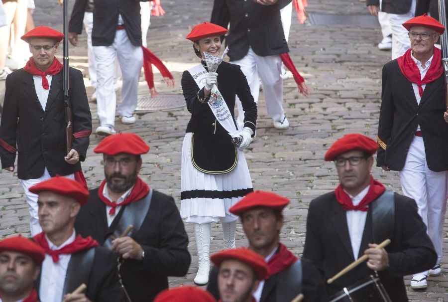 El Alarde recorre las calles de Hondarribia ante un público entregado. La compañía Jaizkibel ha realizado el recorrido de la mañana en un ambiente de tensión por los plásticos negros y los silbatos