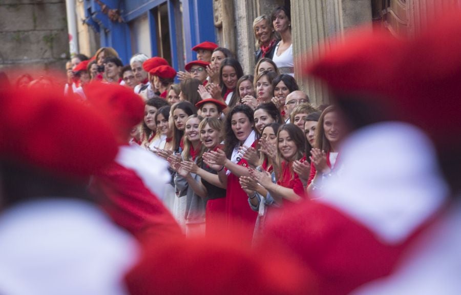 El Alarde recorre las calles de Hondarribia ante un público entregado. La compañía Jaizkibel ha realizado el recorrido de la mañana en un ambiente de tensión por los plásticos negros y los silbatos