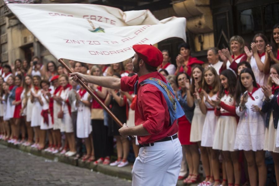 El Alarde recorre las calles de Hondarribia ante un público entregado. La compañía Jaizkibel ha realizado el recorrido de la mañana en un ambiente de tensión por los plásticos negros y los silbatos