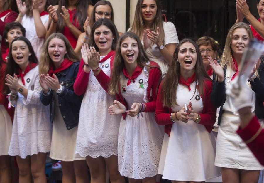 El Alarde recorre las calles de Hondarribia ante un público entregado. La compañía Jaizkibel ha realizado el recorrido de la mañana en un ambiente de tensión por los plásticos negros y los silbatos