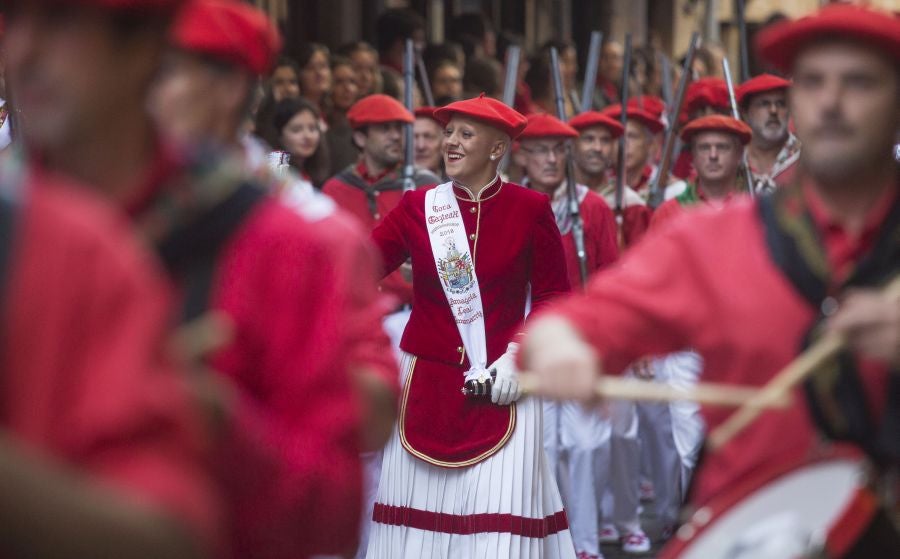 El Alarde recorre las calles de Hondarribia ante un público entregado. La compañía Jaizkibel ha realizado el recorrido de la mañana en un ambiente de tensión por los plásticos negros y los silbatos