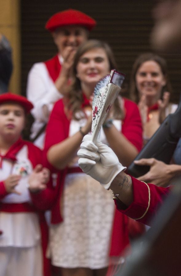 El Alarde recorre las calles de Hondarribia ante un público entregado. La compañía Jaizkibel ha realizado el recorrido de la mañana en un ambiente de tensión por los plásticos negros y los silbatos