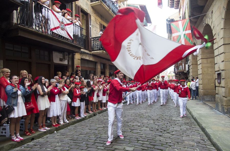 El Alarde recorre las calles de Hondarribia ante un público entregado. La compañía Jaizkibel ha realizado el recorrido de la mañana en un ambiente de tensión por los plásticos negros y los silbatos